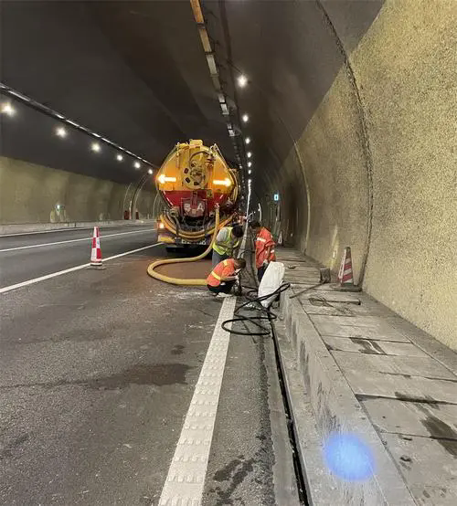 零陵隧道排水渠清淤